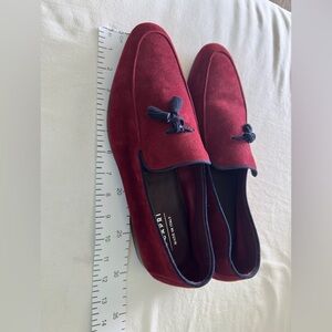NEVER WORN: Men’s suede loafers